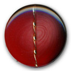 Bouton rouge en polyester  et métal doré en 28 mm